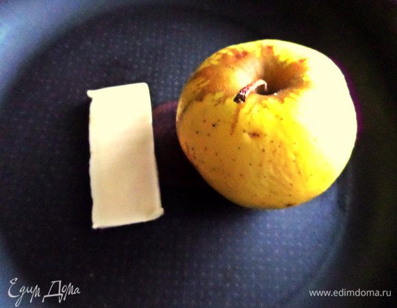 Яблоко очистить от центра. Кожицу очищаем по желанию.