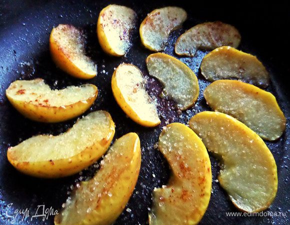 Обжарим с двух сторон, присыпав сахаром.