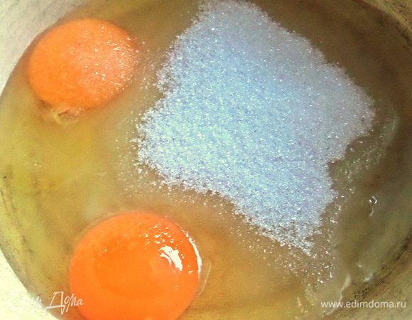 Смешиваем в миске яйца с сахаром и ванилью.