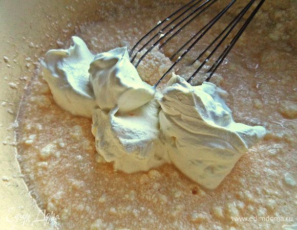 Взбиваем со сметаной.