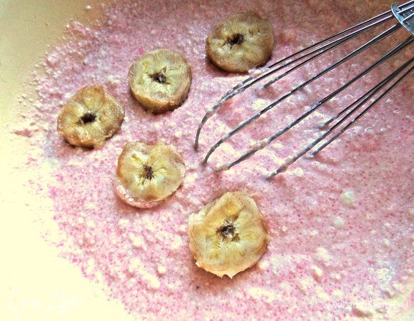 Банан я использовала переспелый, именно такой здесь удачно вмешивается.