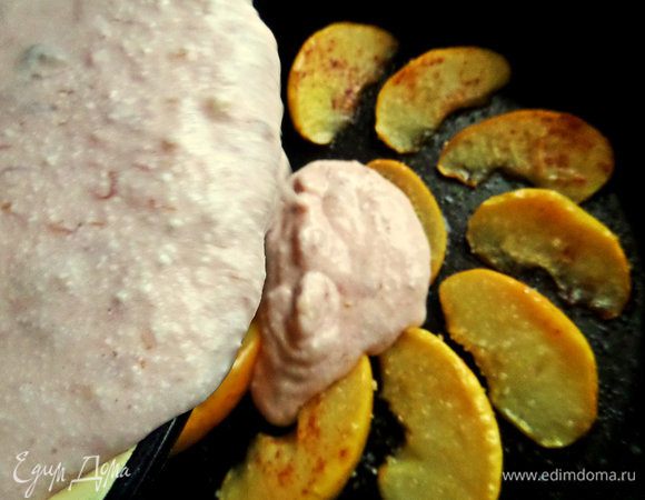 Заливаем закарамелизированные яблоки тестом.