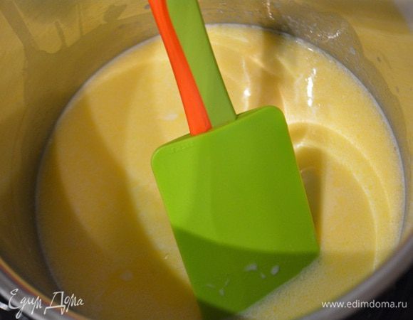 В сотейник влить молоко, добавить сливочное масло и ваниль. Довести до кипения.