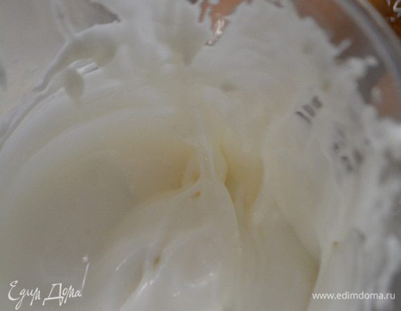 Белки взбить с сахаром до устойчивых форм пик!