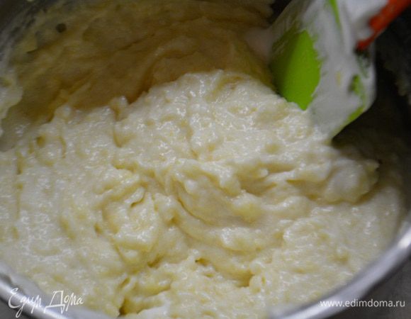 В несколько приемов ввести белки в основное тесто. Тщательно перемешать.