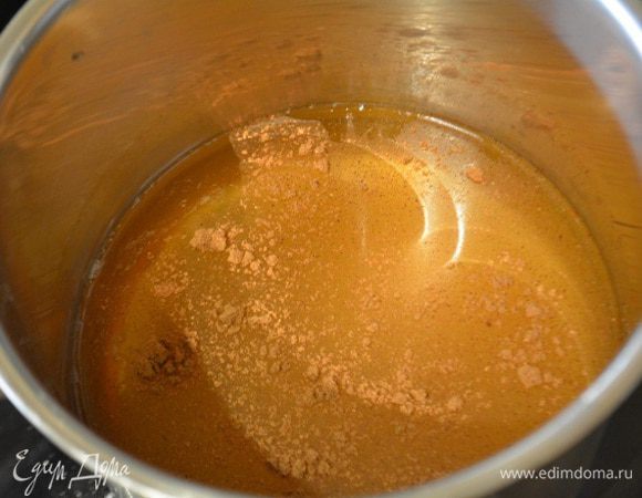 Тем временем займемся начинкой: сотейник с соком, сахаром и корицей поставить на огонь. Довести почти до кипения и влить тонкой струйкой разведенный крахмал в воде.