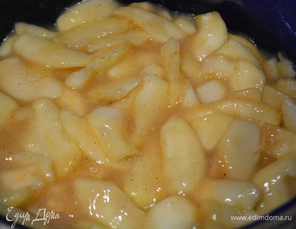 Яблоки очистить и порезать тонкими дольками, сбрызнуть лимонным соком. Добавить в сотейник к яблочному соку, перемешать и томить на огне 5 минут. Остудить.