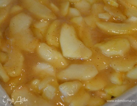 На готовый бисквит выложить яблочную начинку и разровнять.