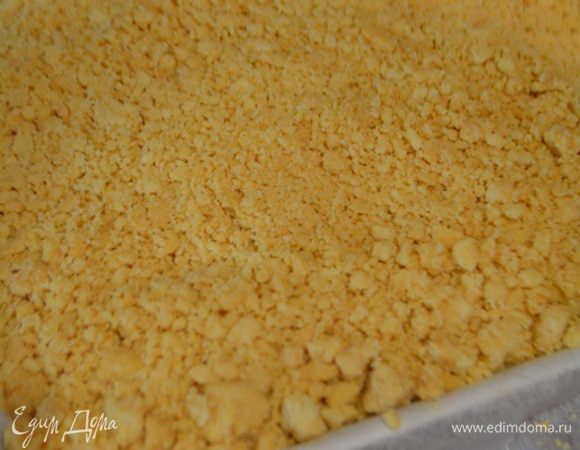 Готовим крошку: мягкое масло перетереть с мукой и добавить миндальную муку. Перемешать. Противень застелить пекарской бумагой и высыпать крошку, запечь в духовке до золотистого цвета. Пару раз крошку перемешать во время выпечки. Высыпать крошку на яблочную начинку, разровнять.
Убрать пирог до полного охлаждения в холодильник. Только после этого вытащить из формы!