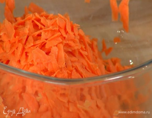 Батат почистить и натереть на крупной терке.