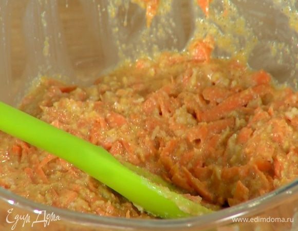 Натертый батат соединить с полентой, 3 ст. ложками сахара, кокосовой стружкой и 60 г предварительно размягченного сливочного масла, добавить корицу, имбирь, гвоздику и мускатный орех, влить кокосовое молоко и все вымешать.