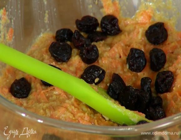 Дать тесту постоять, чтобы полента набухла, затем всыпать в него вишню, влить ванильный экстракт и все перемешать.