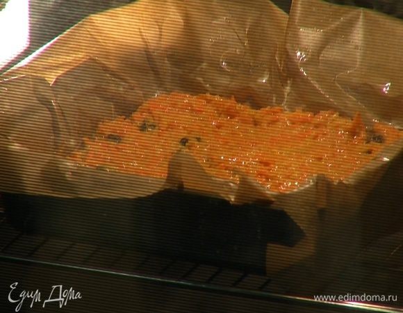 Выложить тесто в форму, разровнять и выпекать в разогретой духовке около часа.