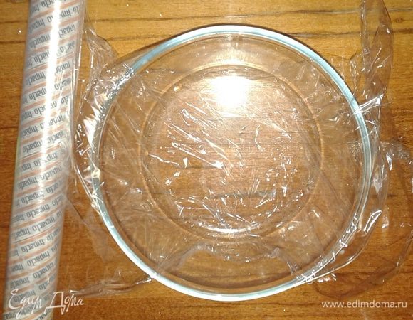 Желатин растворяем в стакане холодной кипяченой воды и оставляем для набухания на минут 40-60. В  глубокую чашку стелем пищевую пленку.