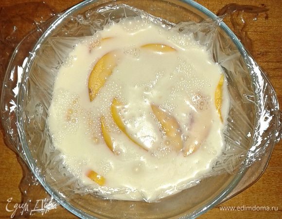 Затем тонкой струйкой вливаем желатин в сметану и тщательно перемешиваем. Заливаем полученной смесью фрукты.