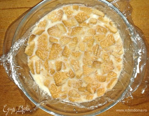 Теперь ломаем печенье на не очень мелкие кусочки и выкладываем его поверх фруктов до уровня сметанно-желатиновой смеси.