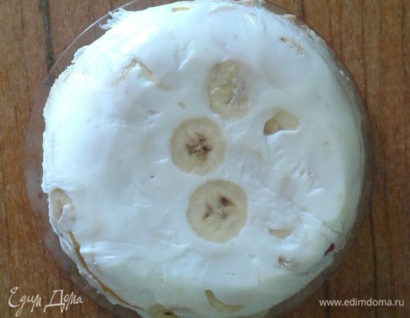 Ставим в холодильник желе до полного застывания. Я ставила на ночь. На утро аккуратно подхватываем за концы пищевой пленки и переворачиваем на блюдо.