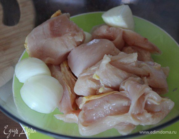 Нарезаем филе и лук на куски.