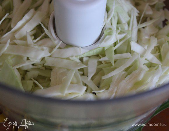 Капусту насекаем.