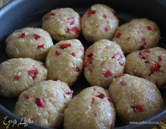 Формируем котлетки желаемой формы, в руке пару раз "отбивая".

Выпекаем минут 25 при 200С, учитывая работу своей духовки. Но не пересушите котлеты. Последние пару минут я включила режим "гриль".