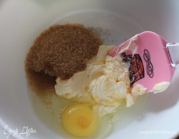 Включить духовку на 170 градусов. Размягченное сливочное масло, сахар, яйцо смешать до однородности лопаткой.