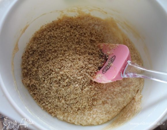 Добавить молотые орехи. Перемешать.