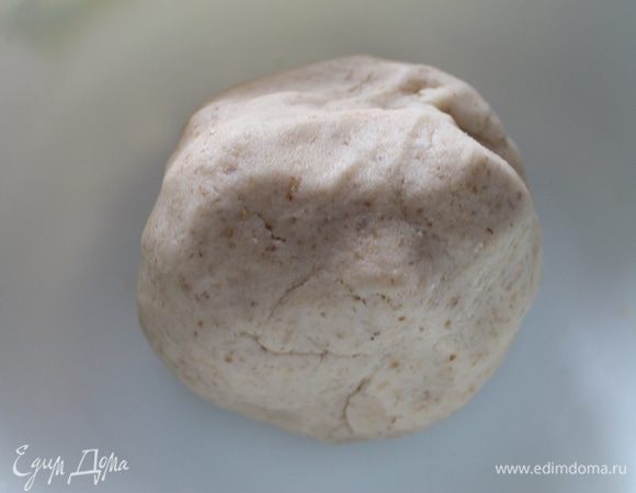 Всыпать муку и замесить мягкое тесто. 
Убрать в холодильник на 10 минут.
