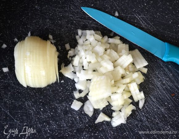 Луковицу очистить и мелко нарезать. Я использовала белый лук, он менее "злой", поэтому чаще всего именно его использую в салатах.