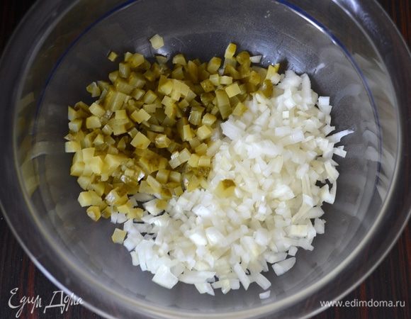 Огурчики также мелко нарезать и добавить в миску к луку.
