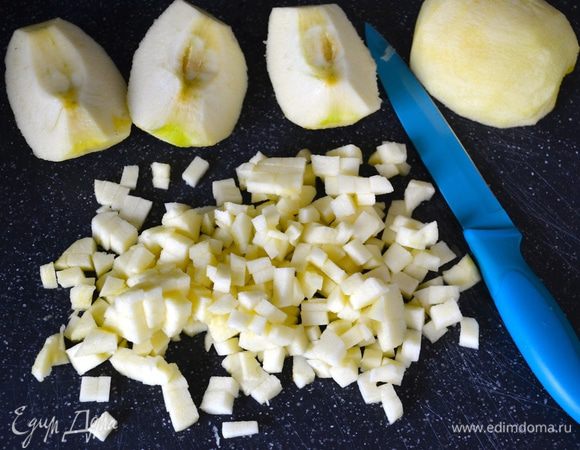 Яблоки очистить от кожуры, разрезать, удалить сердцевинку и тоже нарезать мелкими кубиками.