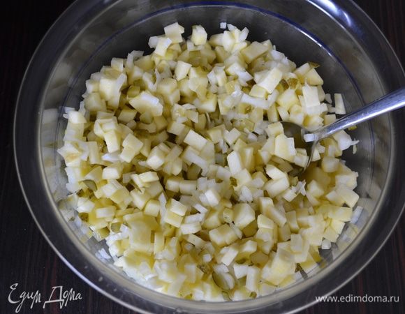 Выложить в салатницу и все перемешать.