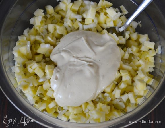 Выложить заправку в салат.