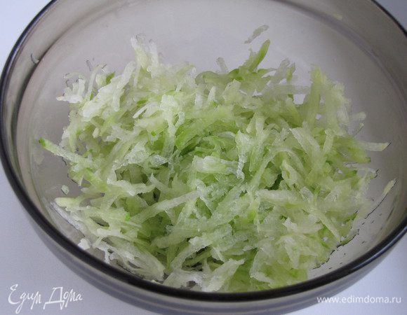 Редьку натереть на крупной терке или нарезать тонкой соломкой. Немного отжать от сока.