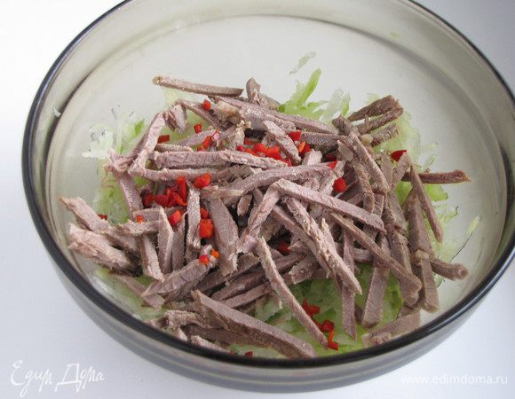 Отварную говядину нарезать поперек волокон очень тонкой соломкой. Я обычно мясо отвариваю накануне, выдерживаю в холодильнике, на следующий день оно очень хорошо режется. Острый перчик измельчить. Все ингредиенты соединить в миске. Салат посолить, заправить майонезом, перемешать.