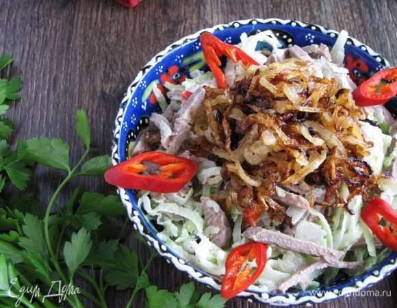 Салат выложить в салатник, сверху посыпать обжаренным луком.