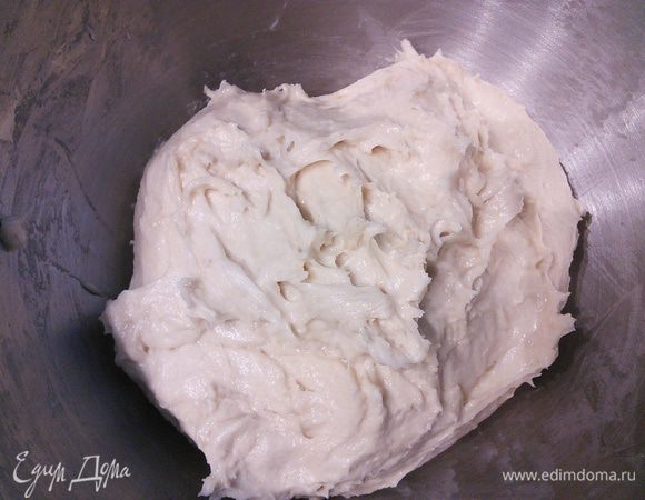 Теперь нужно смешать аутолиз со второй половиной муки (у меня в ингредиентах обозначен как аутолиз 2 и оставить на час при комнатной температуре на отдых. Не забудьте накрыть миску плёнкой. Через час вмешайте дрожжи, соль и сахар. 