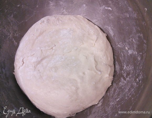 Поставьте в тёплое место на час для расстойки. У меня это тёплая ( 25°) духовка. Через каждые 20 мин тесто необходимо обмять. Вот такой небольшой кусочек липкого теста ставим под плёнкой в холодильник на 48 - 72 часа. Это очень удобно, т. к. можно выбрать день выпечки по вашему усмотрению. А в день выпечки багетов вам понадобится около 1 часа 20 мин. 