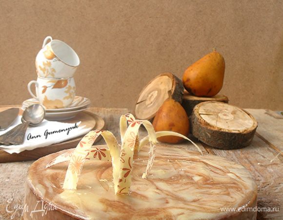 Сборка.

На дно формы или кольца, поставленного на ровную поверхность, покрытую слоем плотной пленки, диаметром 18 см выложить 2/3 части мусса. Вставить заготовку из компота и карамели и слегка вдавить. Оставшимся муссом заполнить бока и смазать немного заготовку муссом. Накрыть бисквитом, слегка прокручивая, бисквит и мусс должны находится на одном уровне. Поставить в морозилку минимум на 6 часов, лучше на ночь. На второй день покрыть глазурью, украсить по своему вкусу.
