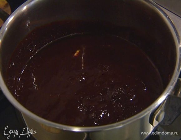 Шоколад поломать на небольшие кусочки, выложить в кастрюлю с растопленным маслом и на небольшом огне дать ему полностью раствориться.