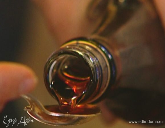 Коньяк влить в шоколадную массу, все перемешать.