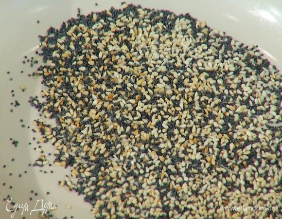 Мак и кунжут подсушить на разогретой сковороде.