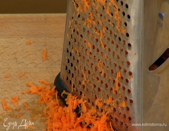 Морковь почистить и натереть тонкой стружкой на мелкой терке.