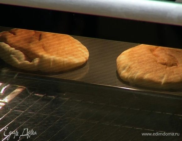 Питы выложить на противень и прогреть в разогретой духовке.