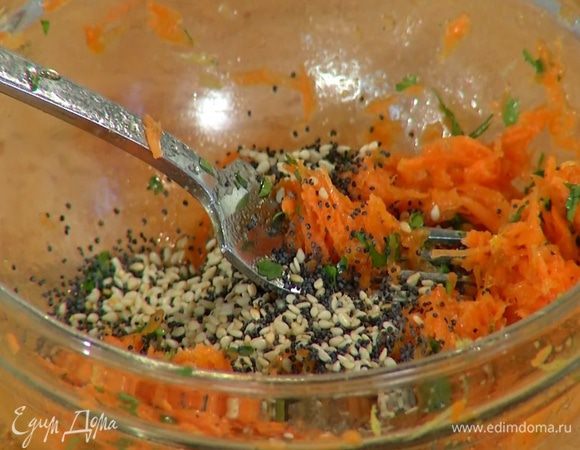 К натертой моркови добавить цедру и сок лимона, кинзу, кунжут, мак, влить 2 ст. ложки оливкового масла, апельсиновый сок, слегка посолить, поперчить и перемешать.
