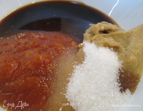 Смешиваем горчицу, соевый соус, уксус, кетчуп (у меня домашний от Стеллы), воду и сахар.