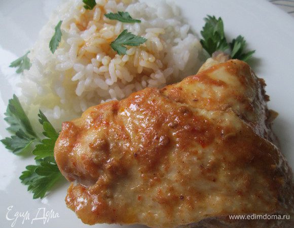 Готовую курочку гарнируем рисом, макаронами или овощами. Посыпаем зеленью и подаем!
Приятного аппетита!