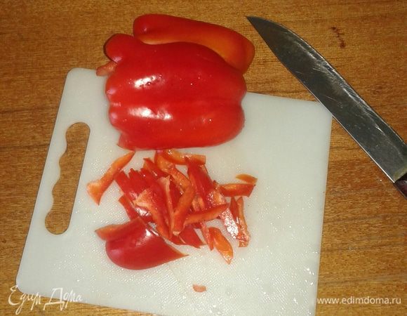 Перец помыть, почистить от семян и нарезать соломкой.