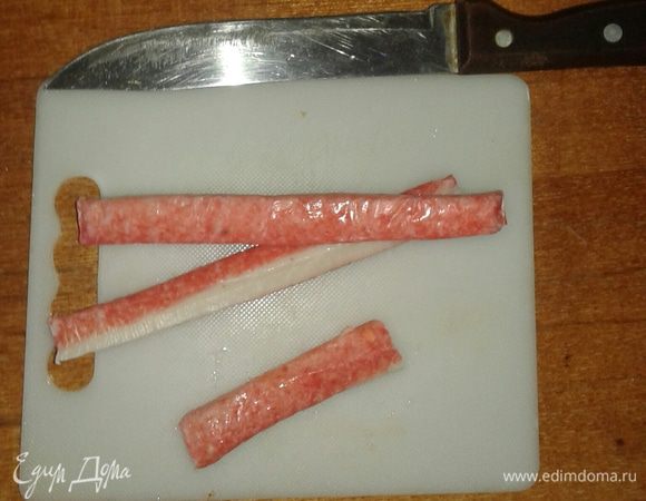 Крабовые палочки тоже нарезаем соломкой.