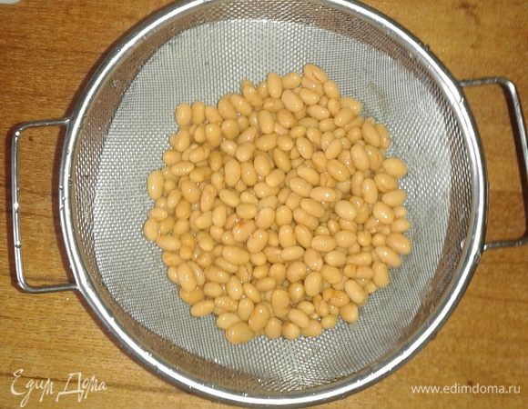Фасоль промываем и даем ей стечь.