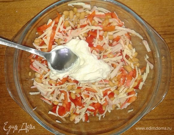 Смешиваем все ингредиенты и заправляем майонезом. Приятного аппетита!